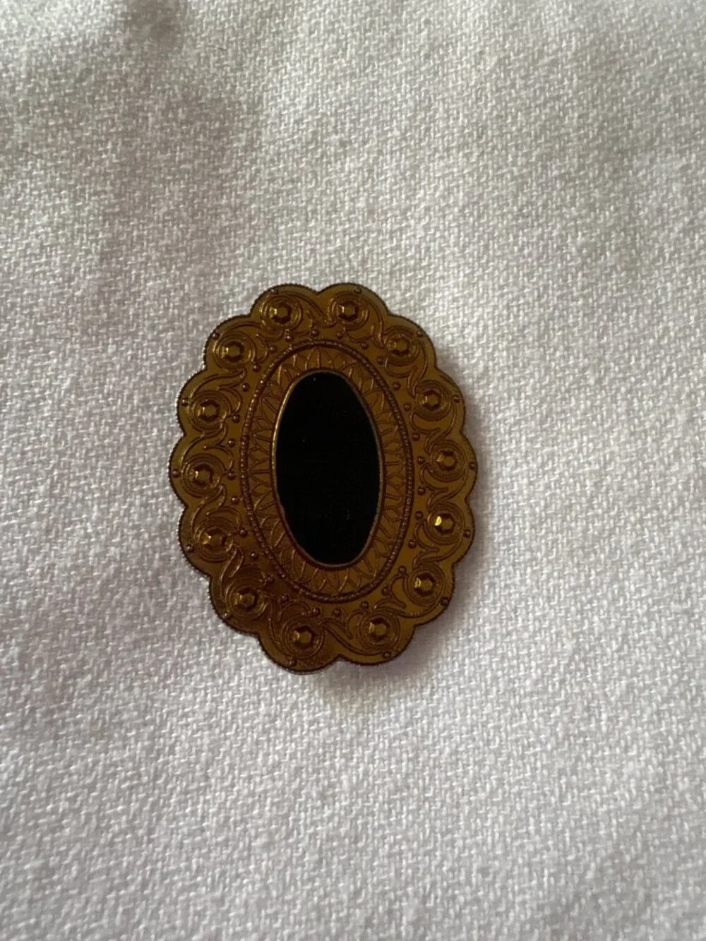 Vintage 80's Gold-Tone Scalloped Oval Brooch With Black Center Stone